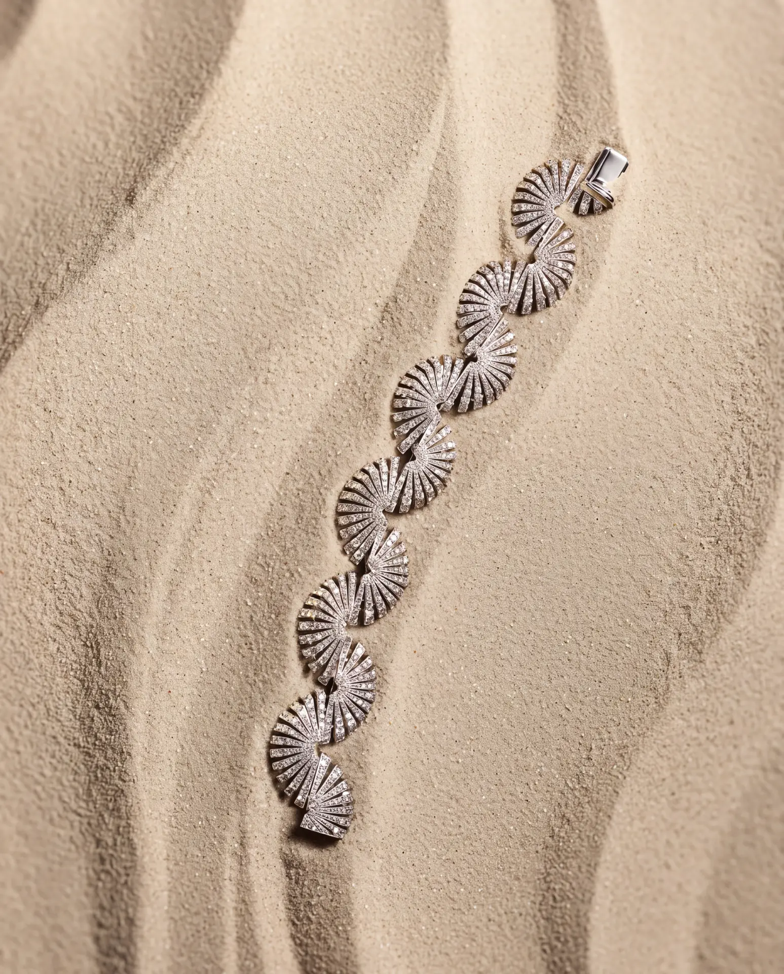 Solitaire worn on the hand